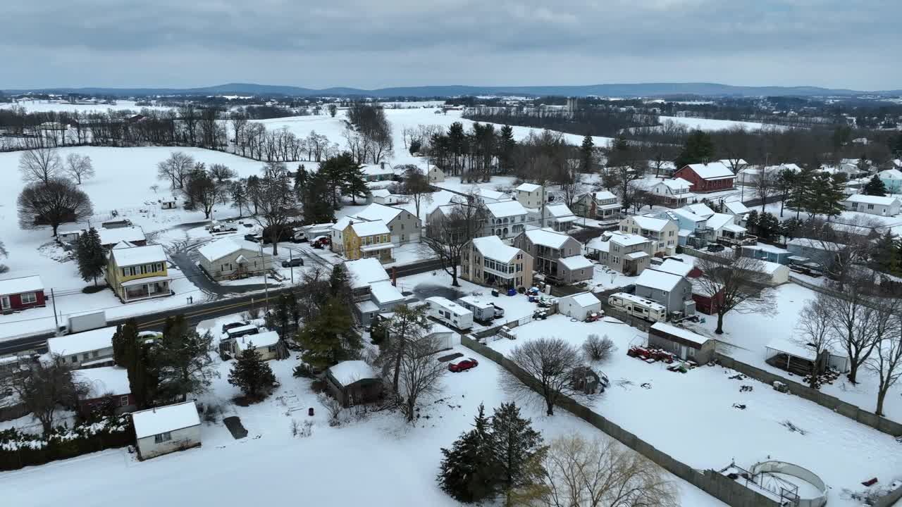 美国小社区的美国冬季景观。下雪的美国小镇。空中接近射击。视频素材