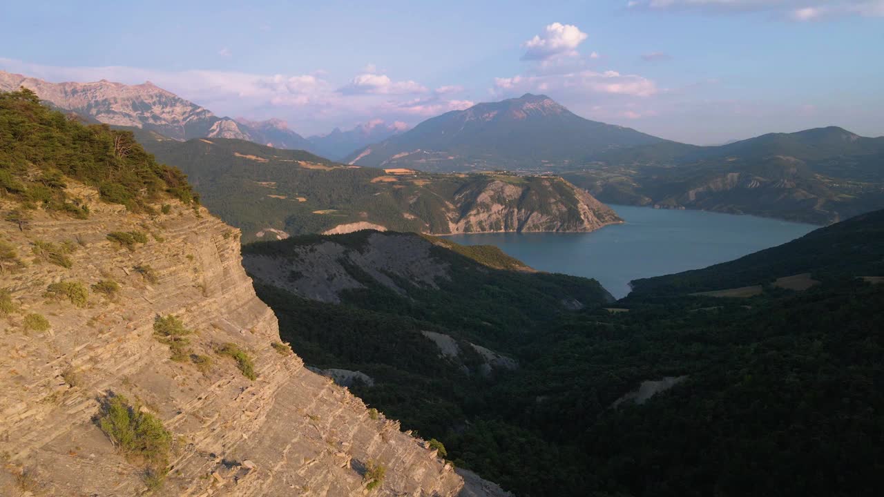 Serre-Poncon湖鸟瞰图，大摩根峰和尚卢贝湾。杜朗斯山谷，上阿尔卑斯山脉，法国视频下载