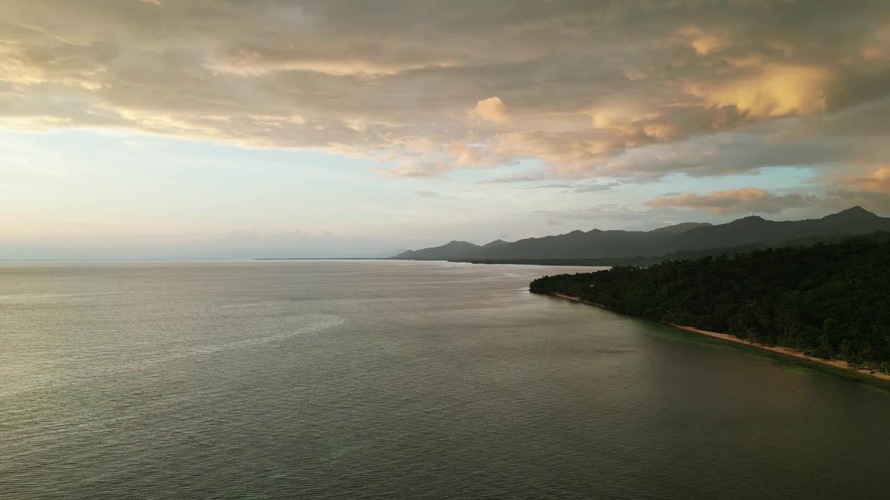 马曼加尔海滩度假胜地在日落平静的大海和郁郁葱葱的森林，virac, catanduanes，鸟瞰图视频素材