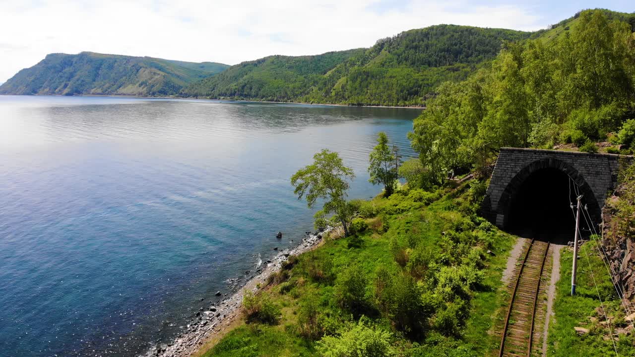 美丽的夏日风景。贝加尔湖岸边岩石中的一个古老的拱形隧道。视频下载