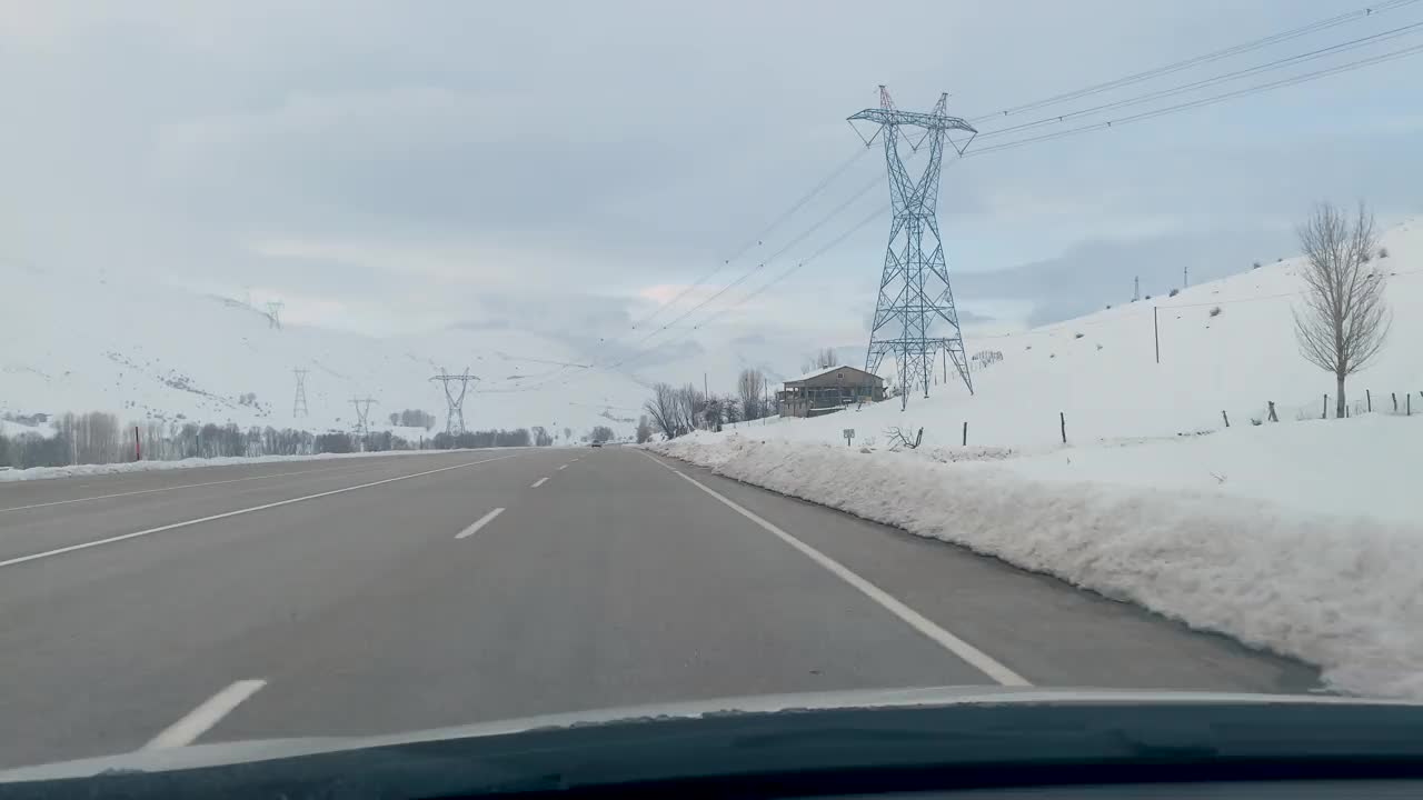 在下雪的路上开车。视频素材