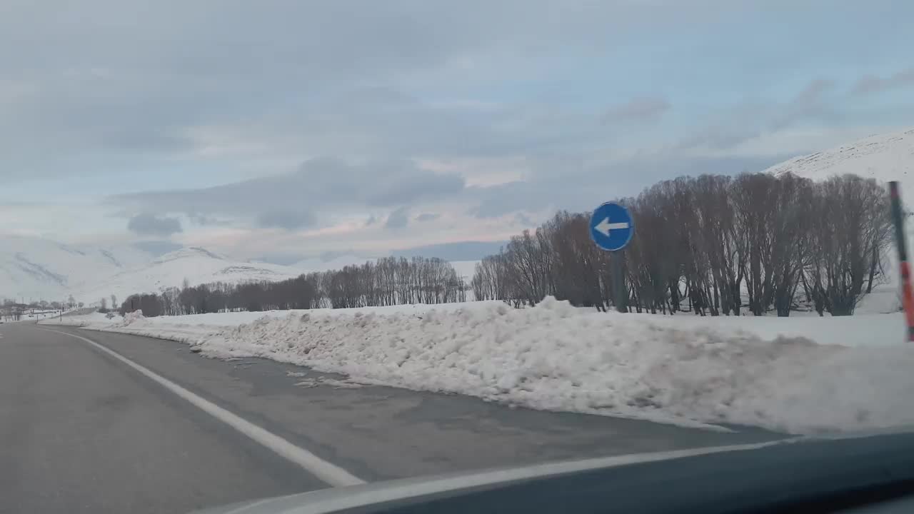 在下雪的路上开车。视频素材