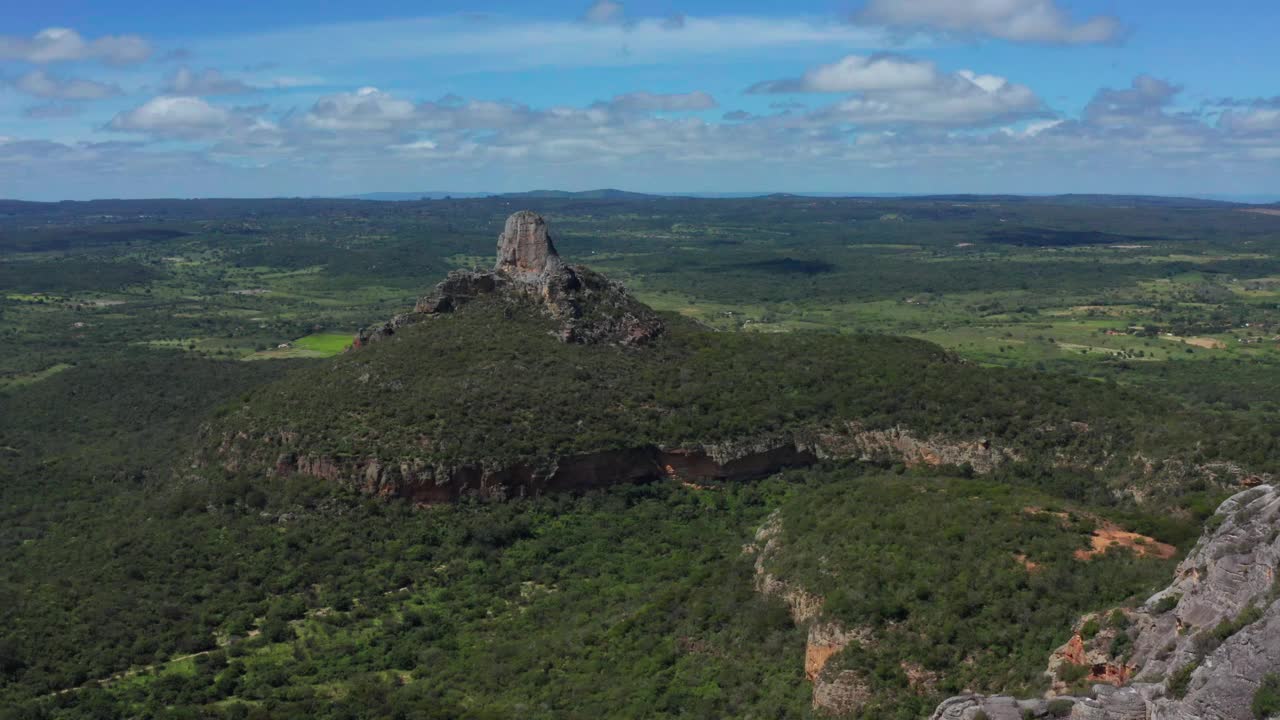 多云的天空下崎岖的山地景观的广阔视野视频素材