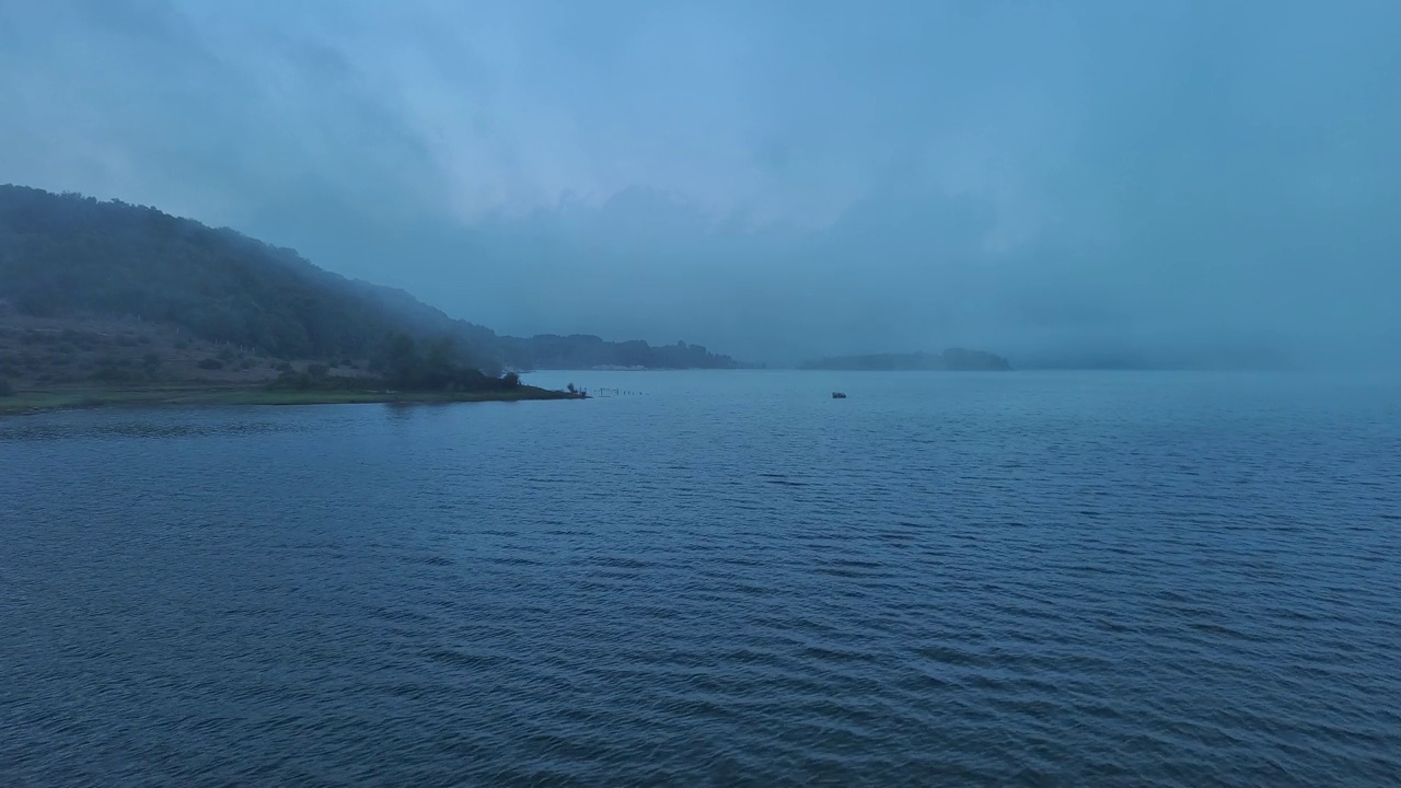 朦胧的早晨，在巴斯克地区的南克拉雷斯德甘博亚湖，宁静的海水和微妙的阳光视频素材