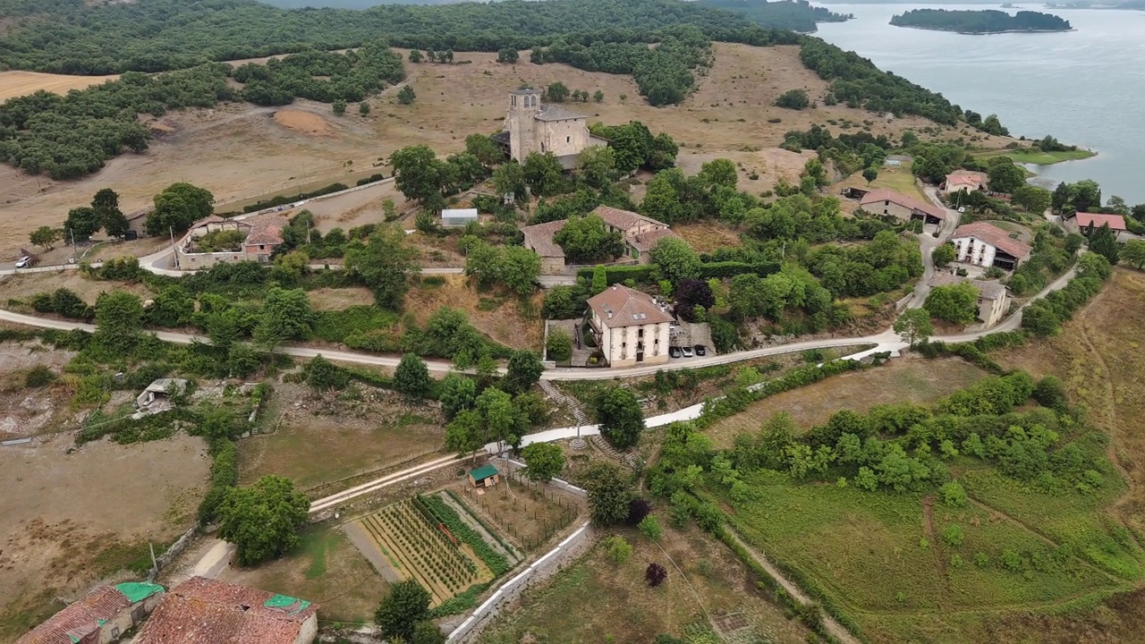 西班牙巴斯克地区的Nanclares de gamboa村，有湖和城堡，鸟瞰图视频素材