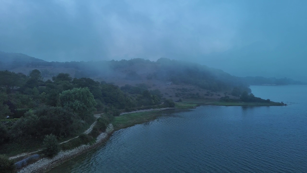 云雾弥漫的早晨，西班牙巴斯克地区的南克拉雷斯德甘博亚湖上空鸟瞰图视频素材