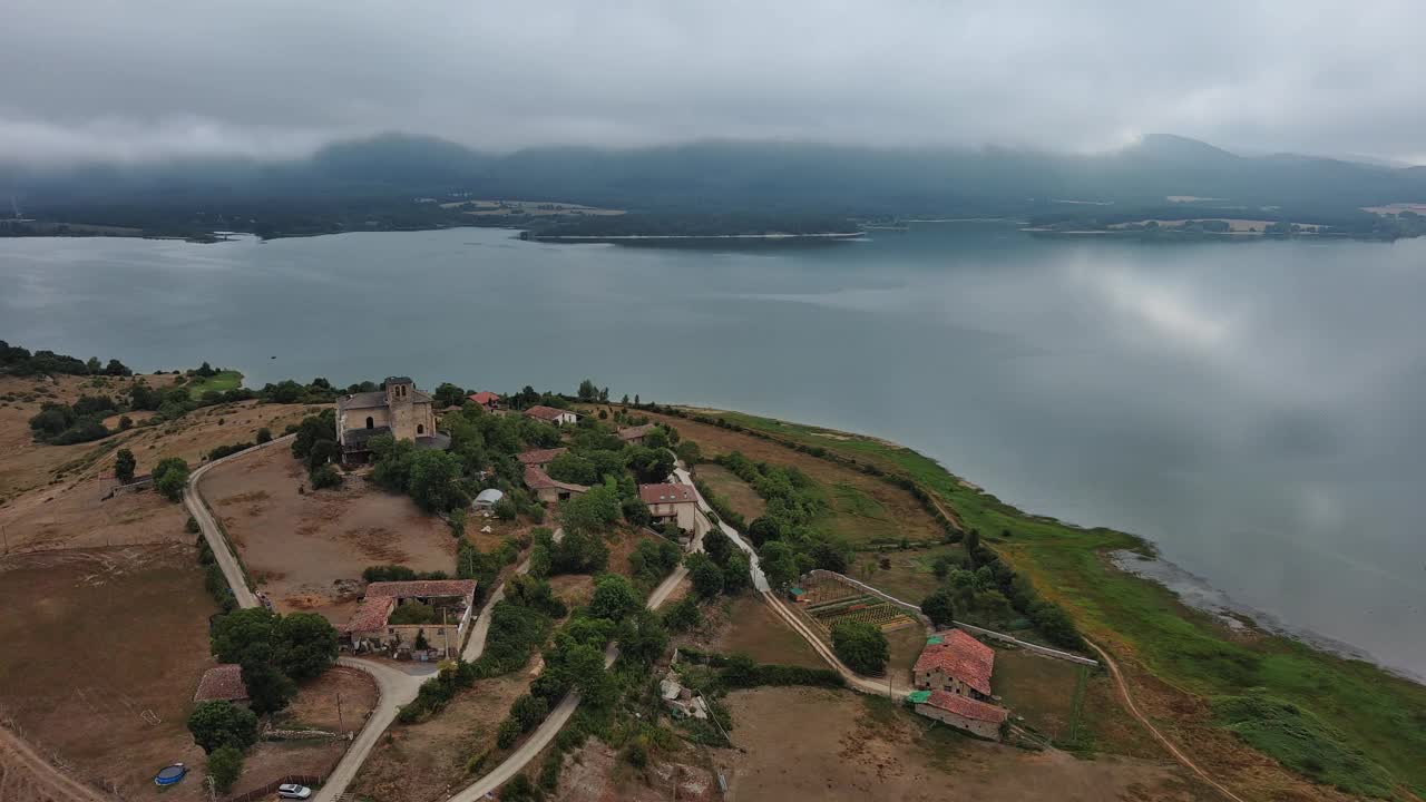 西班牙巴斯克地区的南克拉雷斯德甘博亚村，阴天鸟瞰图视频素材