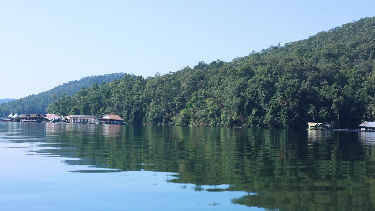 有漂浮房屋的宁静湖视频素材