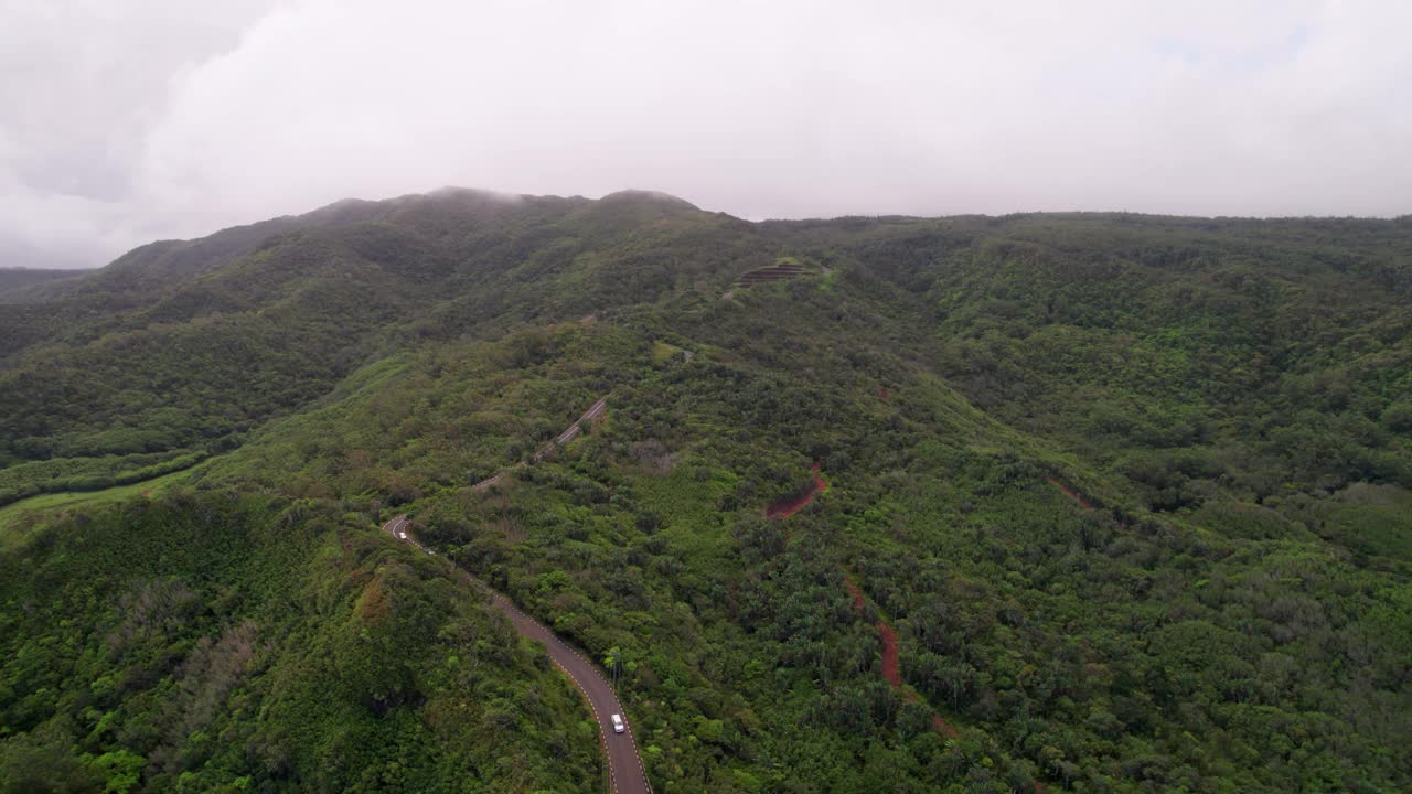 南毛里求斯郁郁葱葱的绿色山脉与蜿蜒的道路，鸟瞰图视频素材