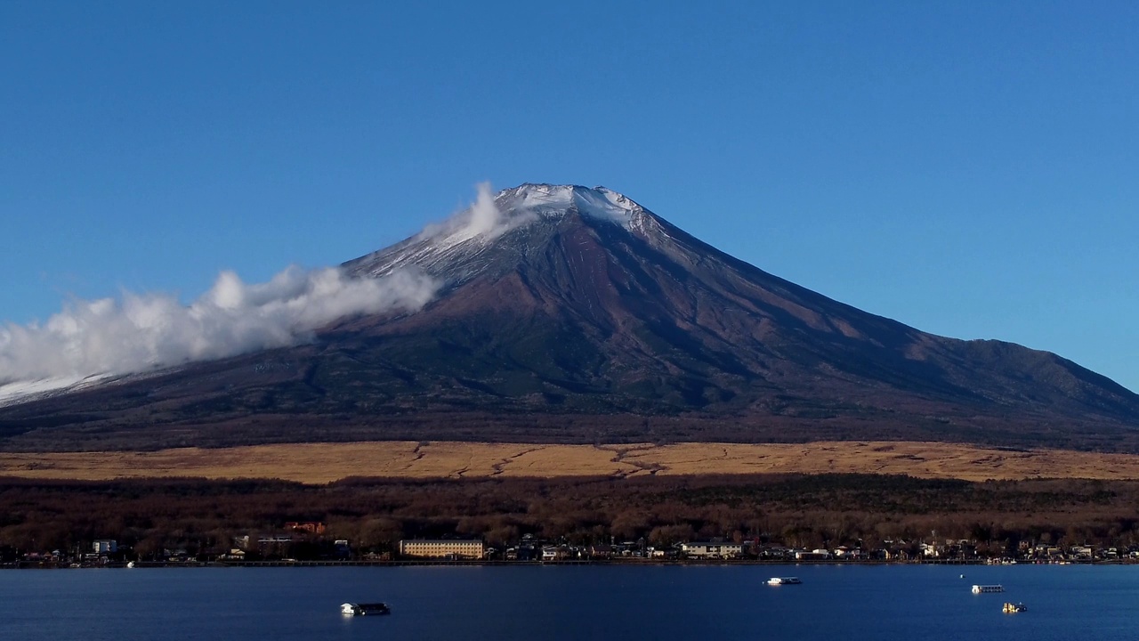 雄伟的富士山，白雪覆盖，晴朗的天空，和附近的湖泊视频素材