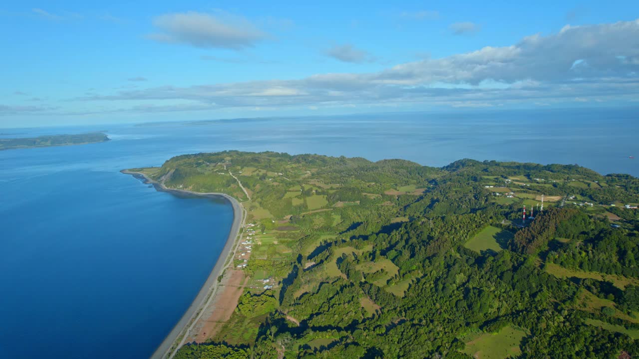 智利莱姆伊岛海岸鸟瞰图，展示了郁郁葱葱的风景和海岸线视频素材