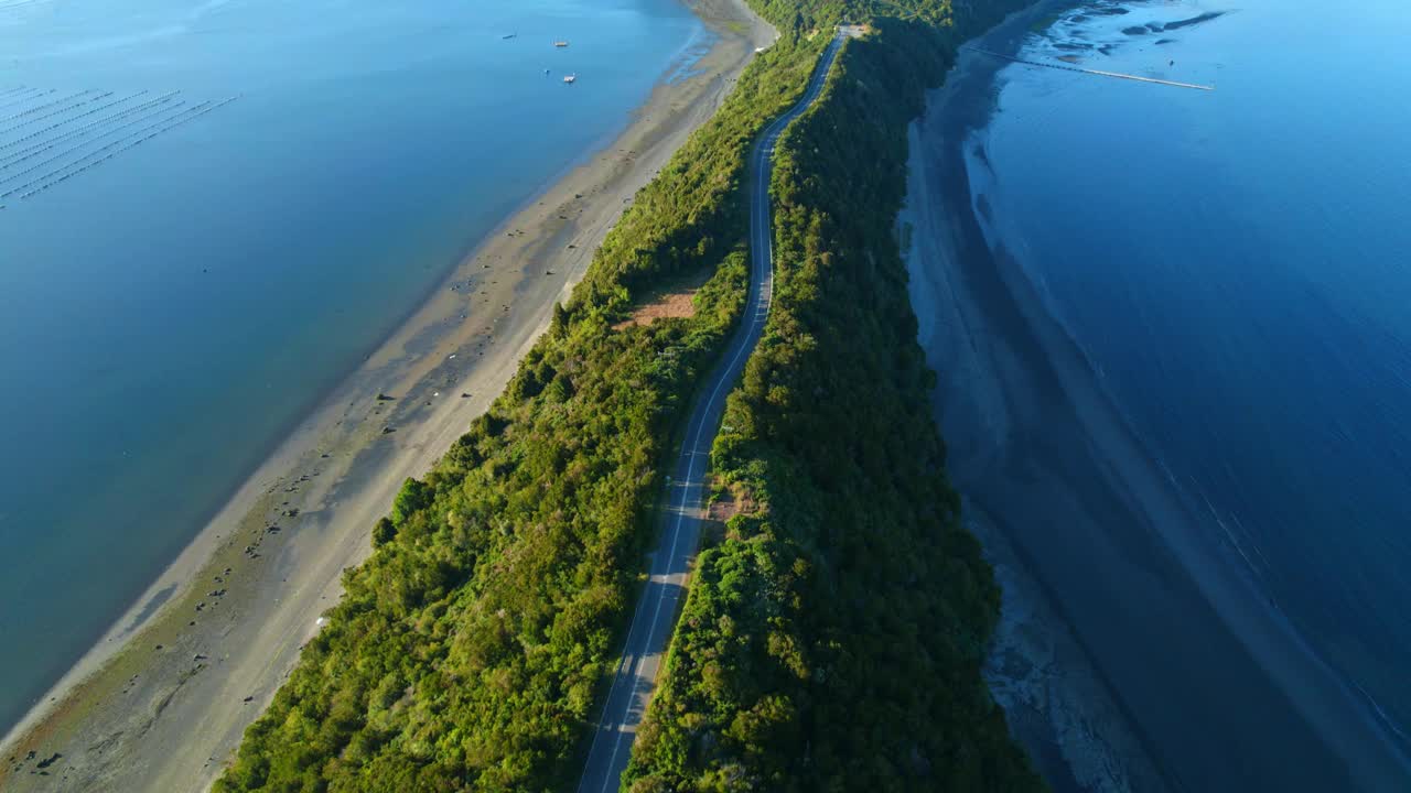 智利莱姆伊岛上狭窄的海峡，绿意盎然，海水宁静，鸟瞰图视频素材