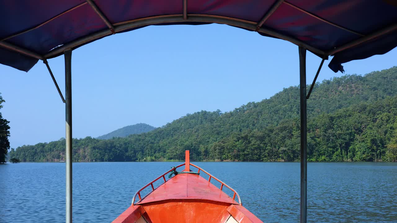 乘船游览风景优美的湖泊视频素材