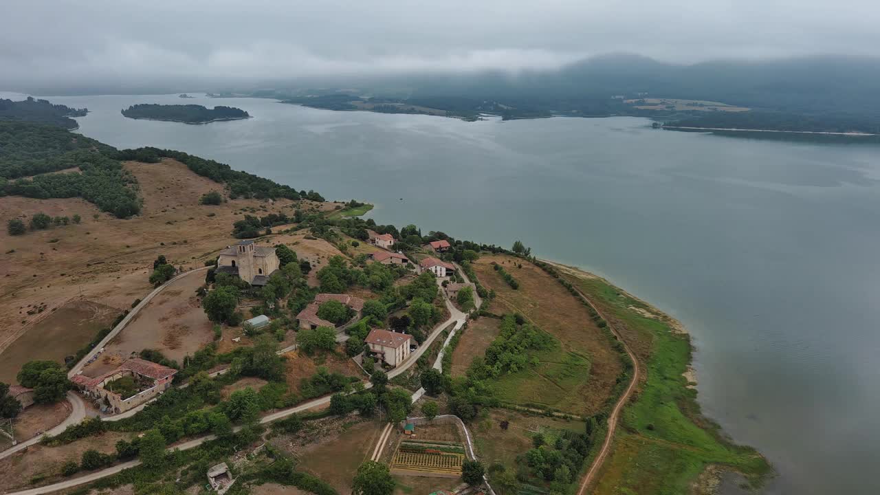 西班牙巴斯克地区的南克拉雷斯德甘博亚村，鸟瞰图，以迷雾湖为背景视频素材