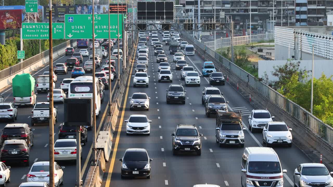 繁忙高速公路上的交通高峰时间视频素材