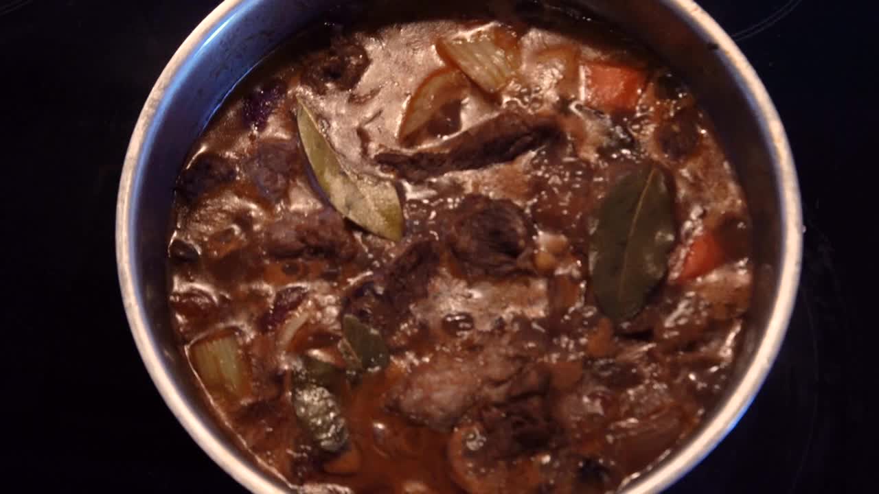 炖牛肉时撇去浮渣视频素材