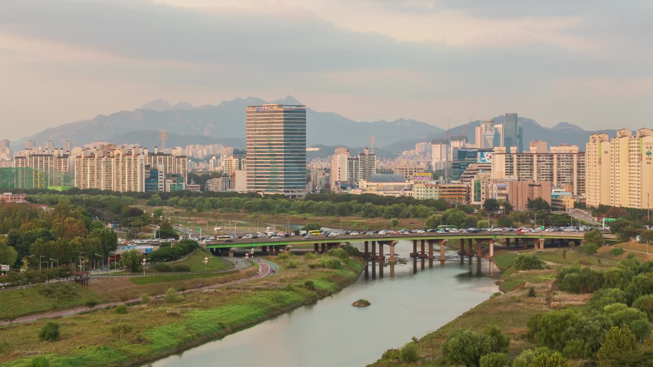 阳川溪，木洞，道路，公寓白天和黑夜/阳川区，首尔，韩国视频素材