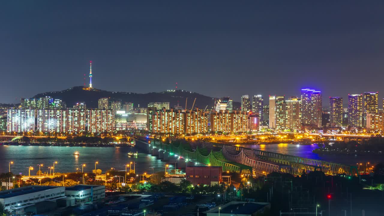 汉江、首尔N塔、汉江铁路桥、夜间地铁/韩国首尔龙山区视频素材