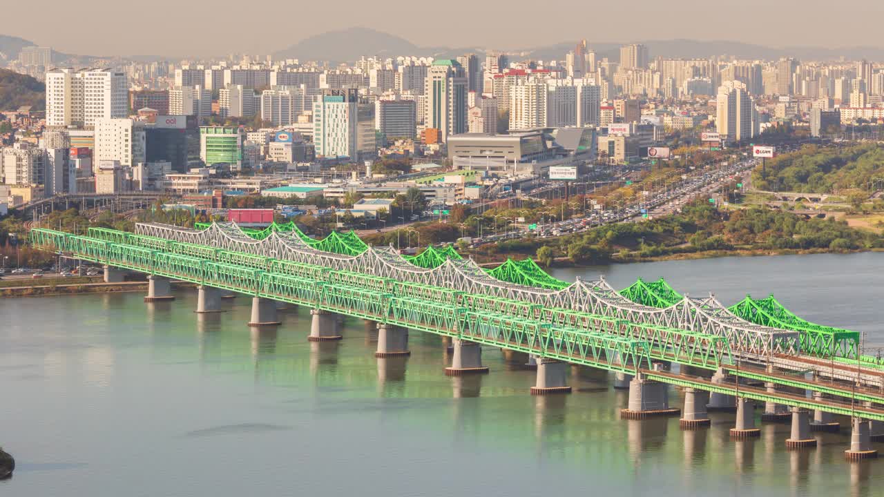 首尔永登浦区汝矣岛、汉江、汉江铁路桥、地铁、63号大厦、奥林匹克高速公路、鱼市场、日间公寓视频素材