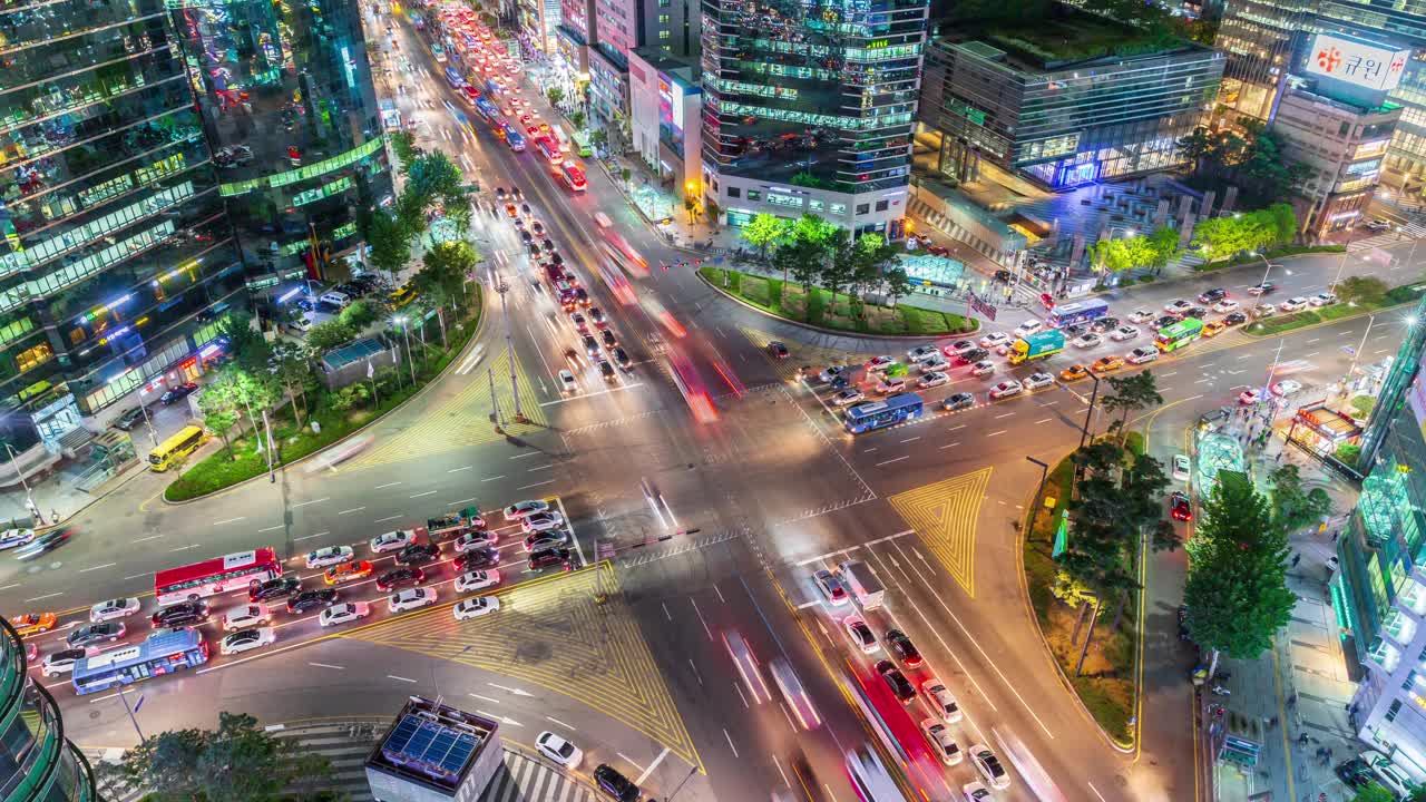 韩国首尔江南区，江南大罗高速公路新盆塘线江南站，夜间建筑物视频素材