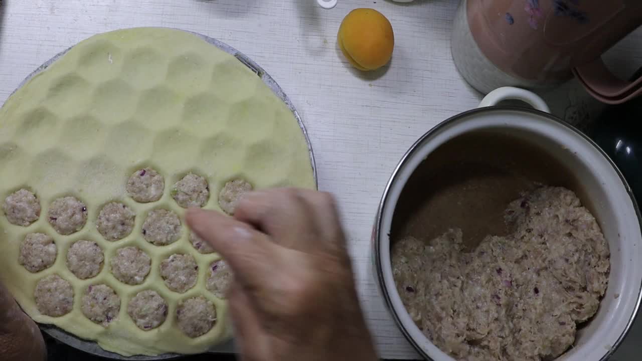 奶奶用饺子模具和一锅肉做饺子视频下载