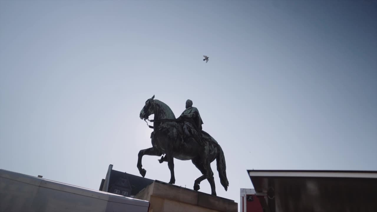 摄政王吕特波德纪念碑，阳光映衬着兰道的蓝天视频素材画面1