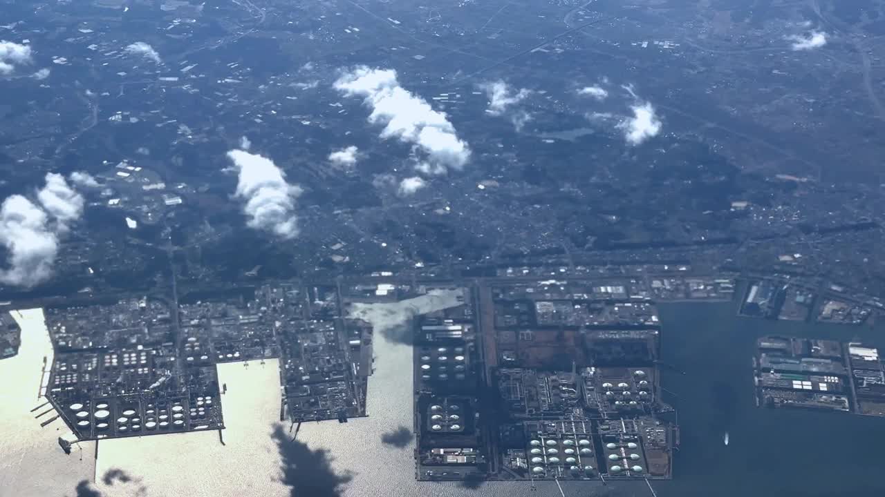 沿海城市景观，密集的城市结构，码头，晴朗的天空，鸟瞰图视频素材