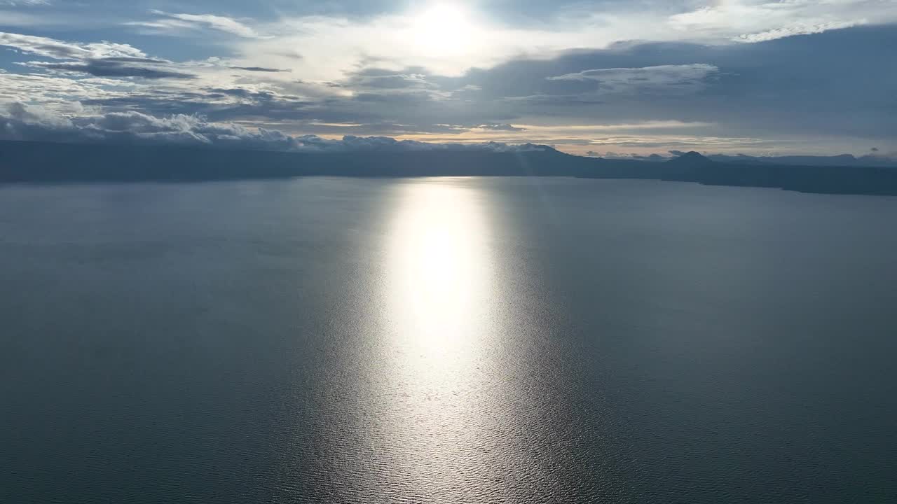 夕阳映在鸟羽湖上，云淡风轻，遥望群山，心情宁静视频素材