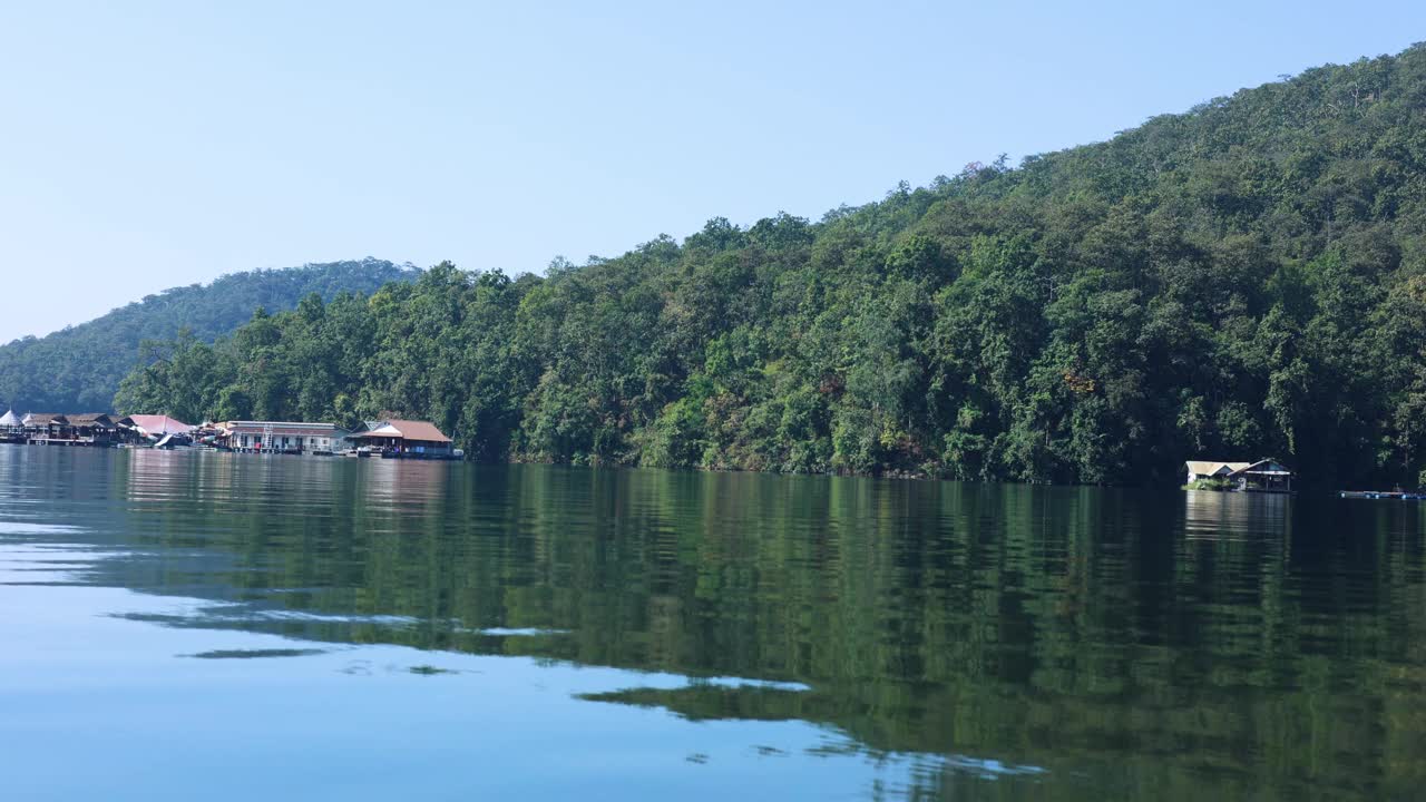 有漂浮房屋的宁静湖视频素材