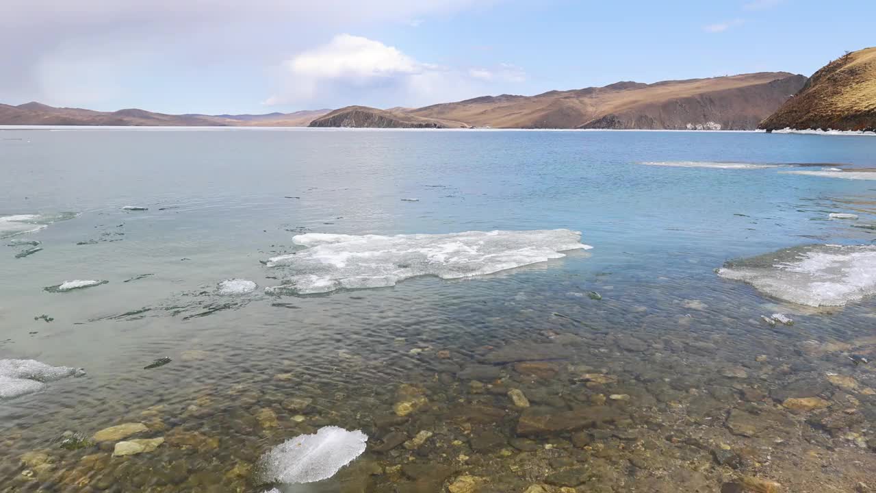 春天湖岸附近浮冰。视频下载