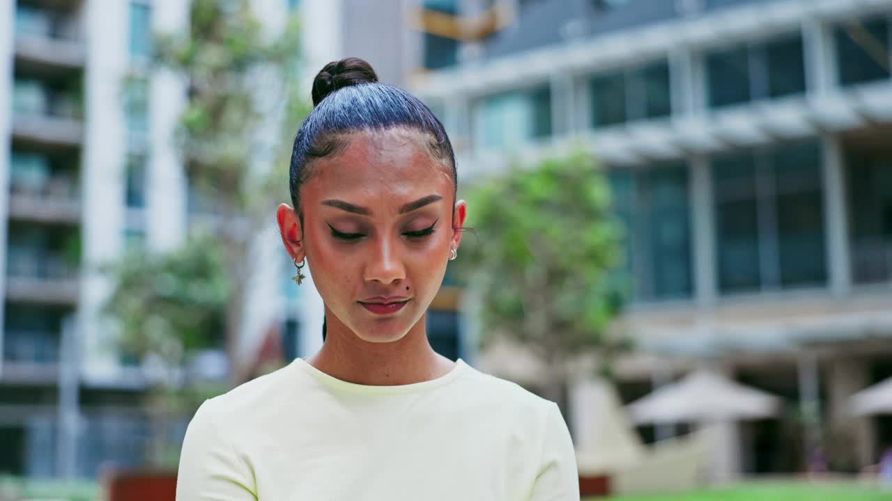 女人，脸和美丽或时尚由城市，旅游和游客在户外。女性的人，肖像和放松在度假或度假，眼影和骄傲为化妆品或态度在纽约视频素材