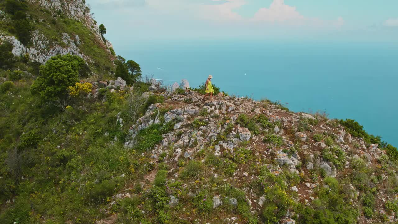 漫步者在山间小径上欣赏大海的壮丽。晴空与大海相接的地平线。意大利卡普里岛鸟瞰图。视频素材