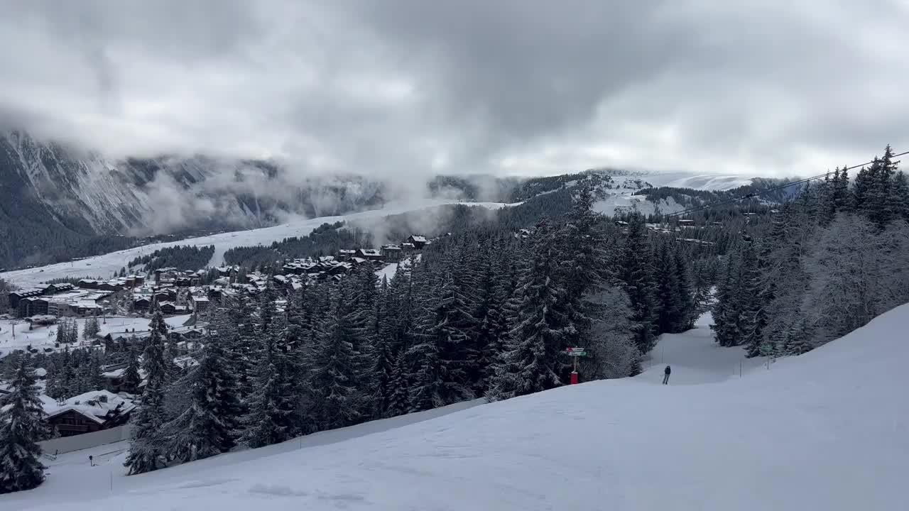 在Courchevel的斜坡上滑雪视频素材