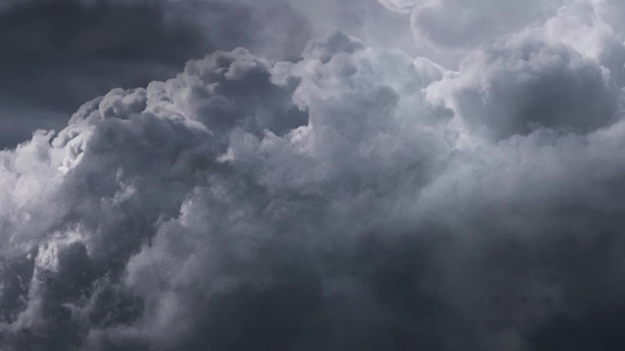 雷雨中黑色积雨云的景象。视频素材