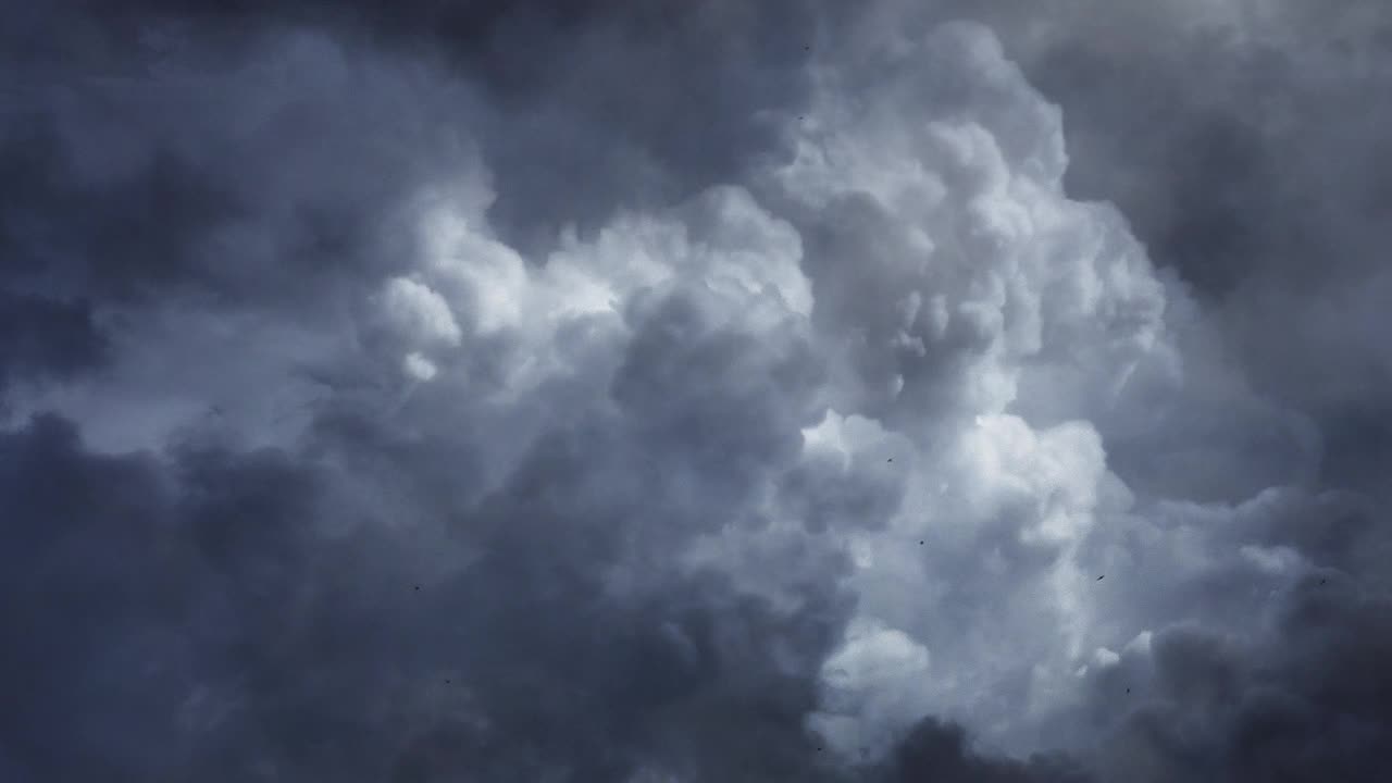 天上积雨云，雷雨连连视频素材