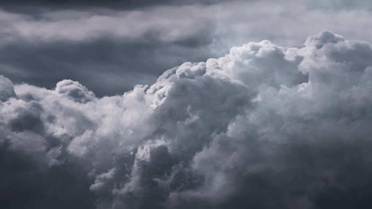 在积雨云、雷暴期间的黑暗天空视频素材