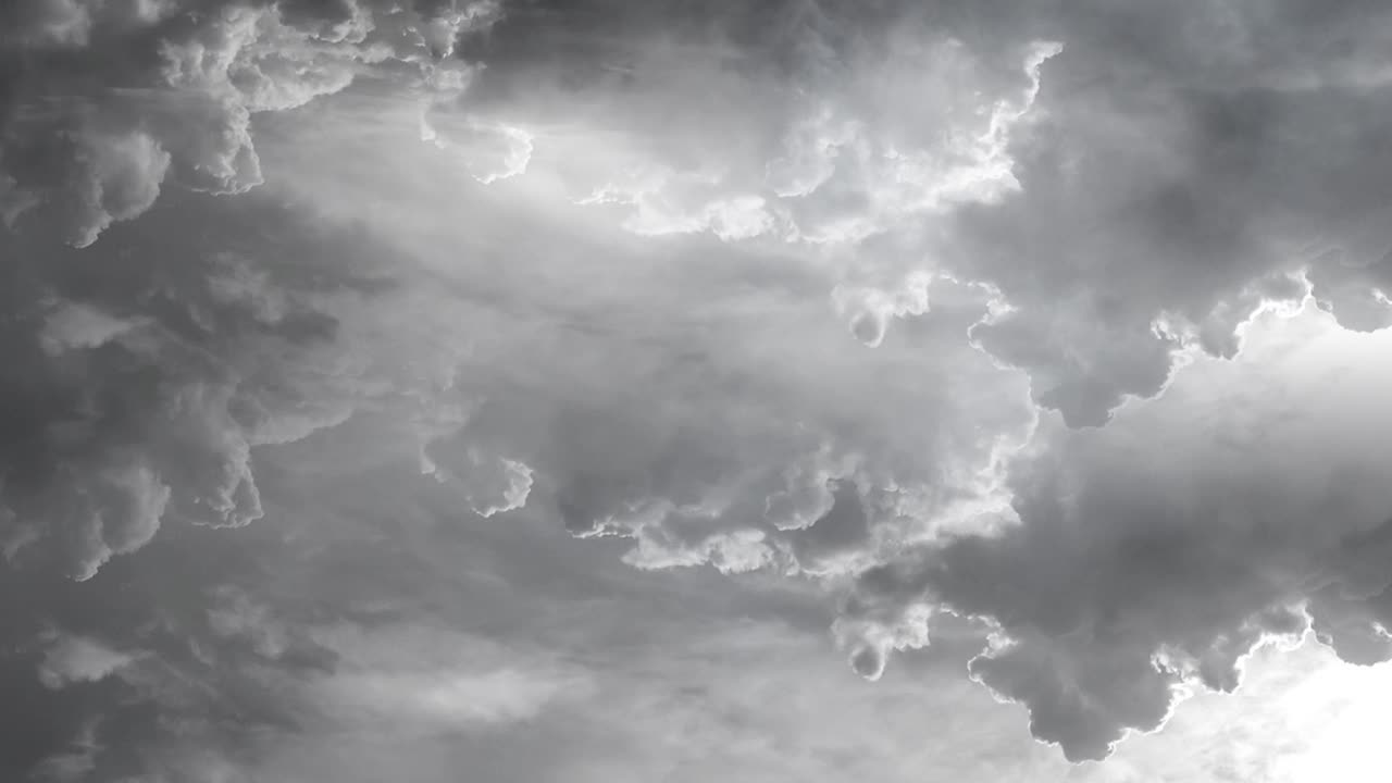 观积雨云遮天，雷雨连连视频素材