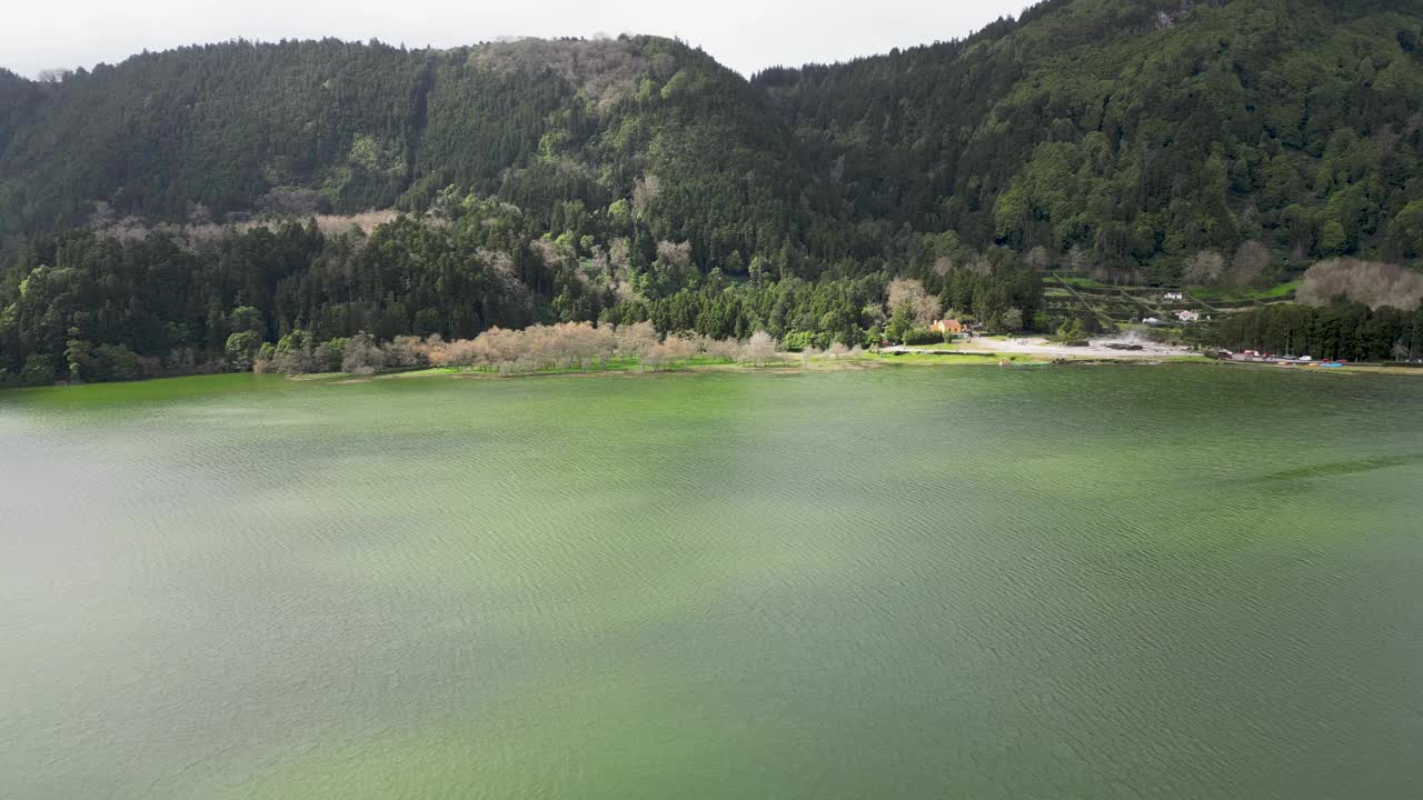 美丽的湖泊，森林环绕。富纳斯泻湖景观视频素材