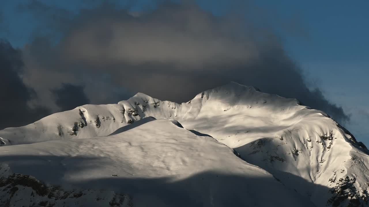 雪山上移动的云视频下载