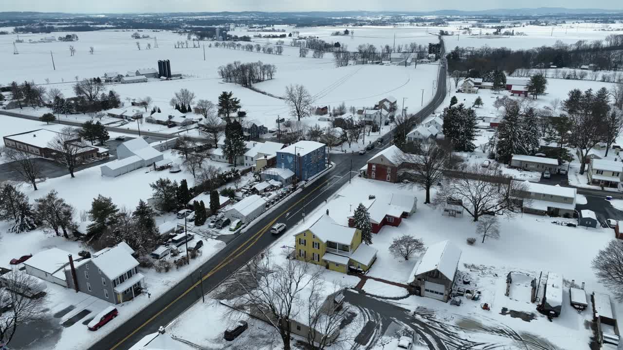 冬日里，美国多雪的乡村道路上的车辆。美丽的冬季景观和天空中的云。上升倾斜向上的广角镜头。视频素材