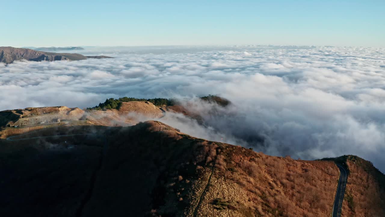 雄伟的鸟瞰图，日出时山峰上的云海，宁静而宁静视频素材