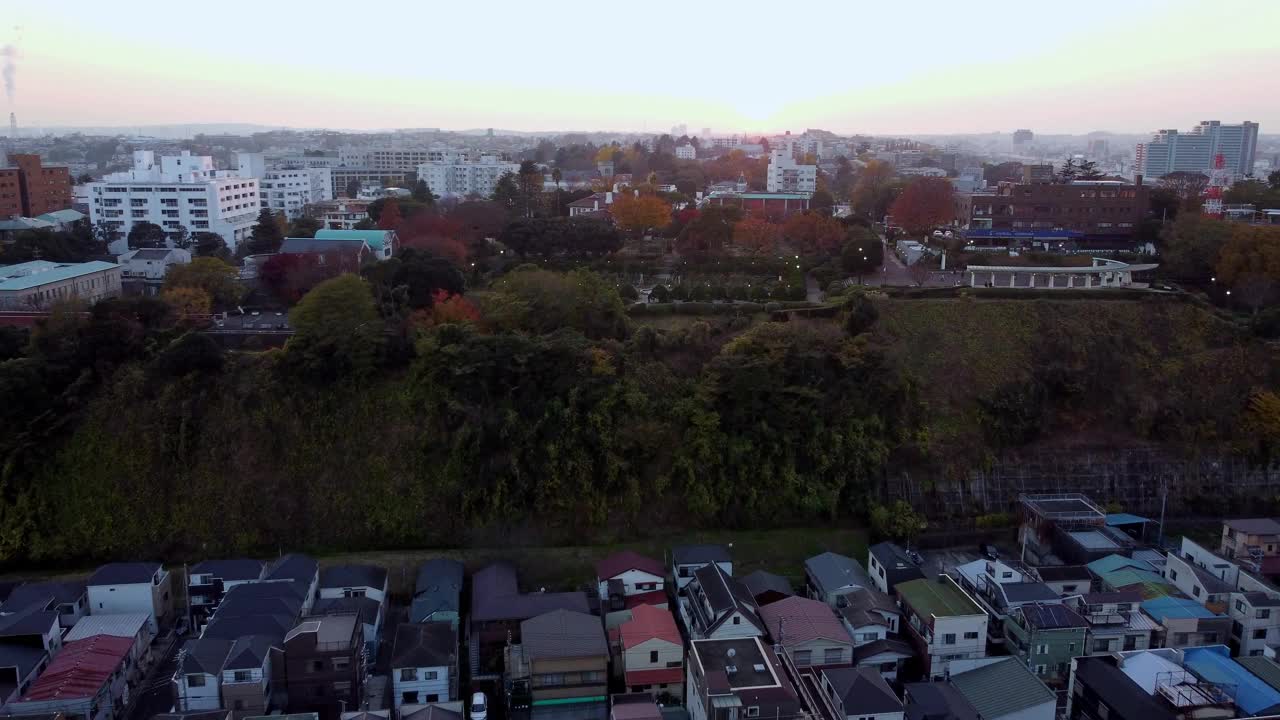 晚霞俯瞰小区与秋树，航拍，心情宁静视频素材