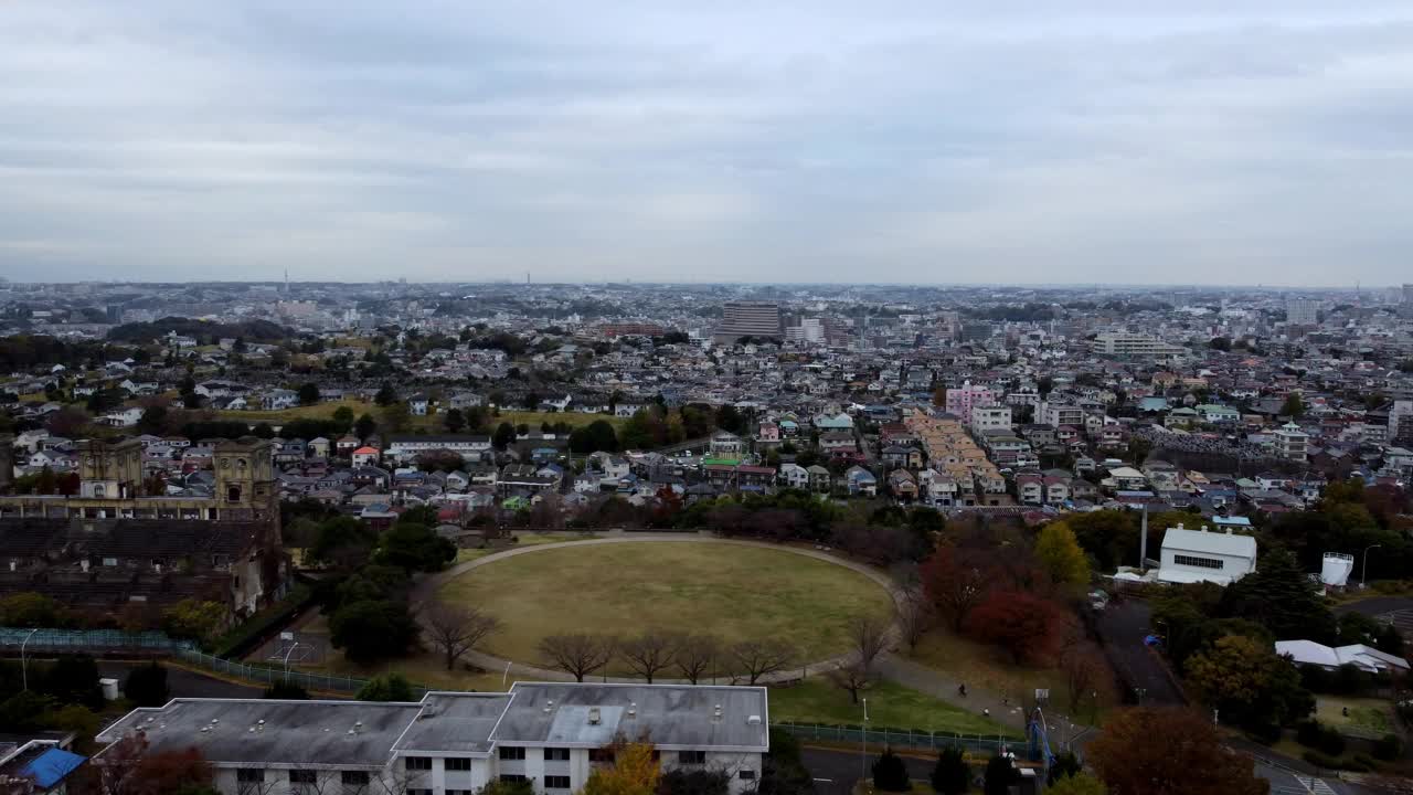 广阔的城市景观，建筑和中央公园，多云的天空，鸟瞰图视频素材