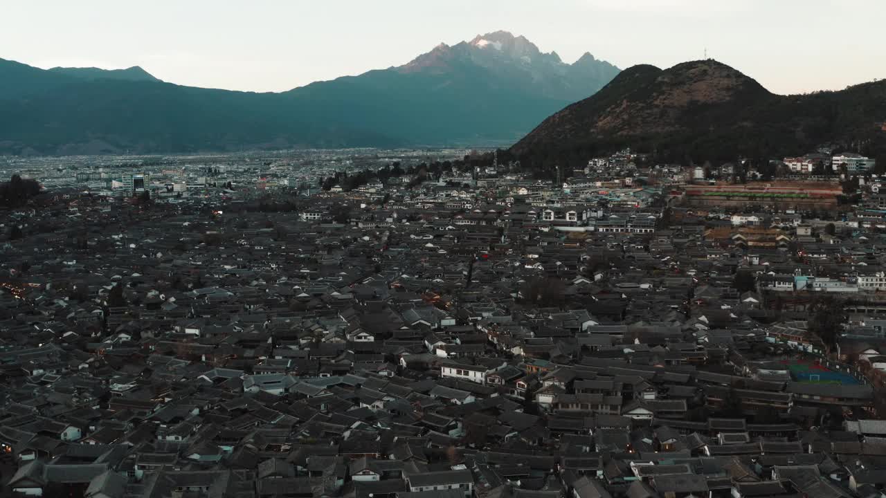 丽江古城鸟瞰图，中国云南。视频素材