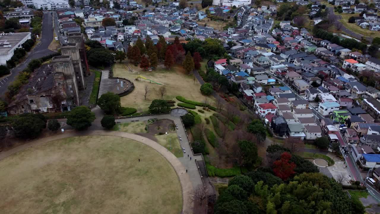 一个充满活力的住宅区，有公园和各种树木，鸟瞰图视频素材