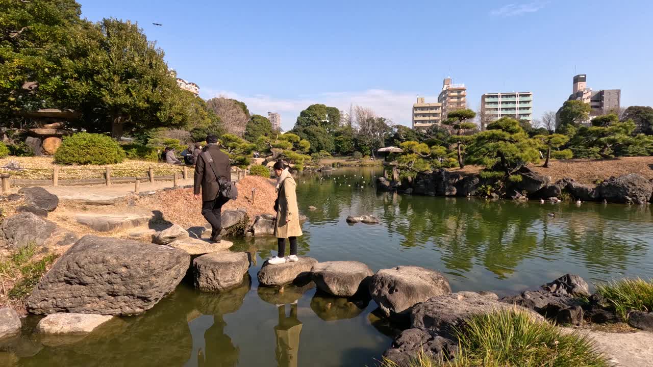 漫步在宁静的日本花园视频素材