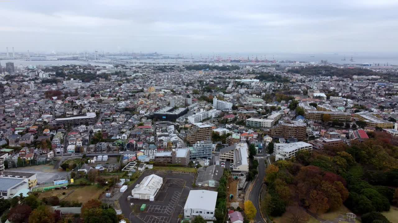 在阴天的鸟瞰图中，这座城市有着密集的建筑和绿色空间视频素材