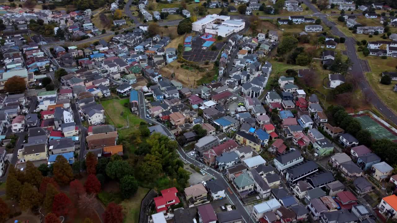 一个密集的住宅区，在一个阴天的秋天，屋顶颜色各异，鸟瞰图视频素材