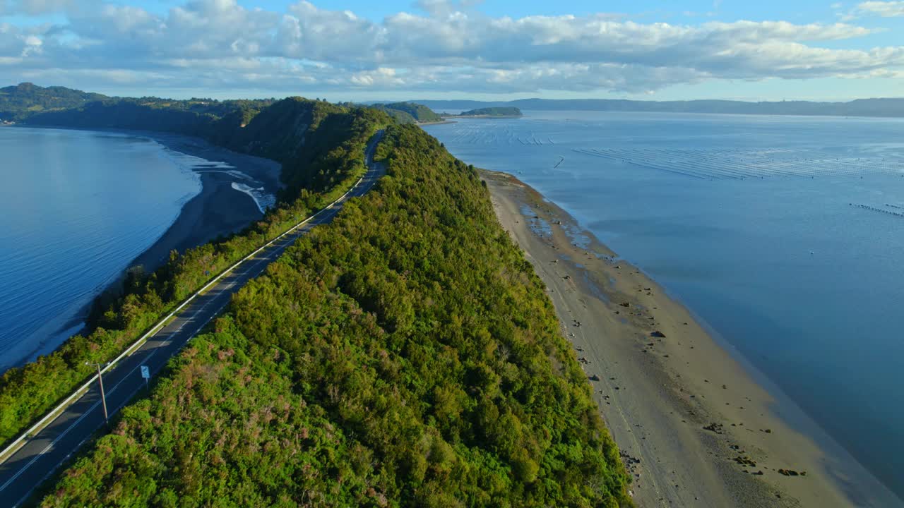 沿海道路沿着莱姆伊岛的海岸弯曲，渔网，奇洛，鸟瞰图视频素材