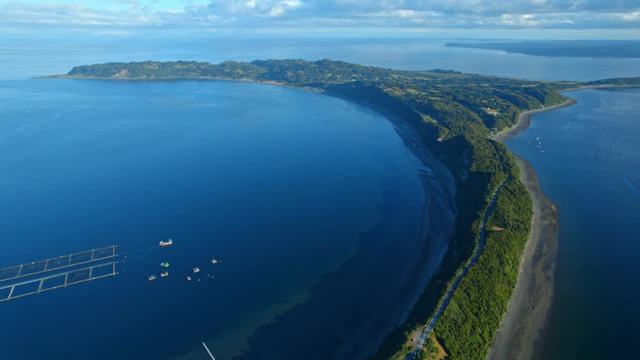 空中拍摄的莱姆伊岛，天空晴朗，海面平静，船只漂浮在码头附近，宁静的自然景观视频素材